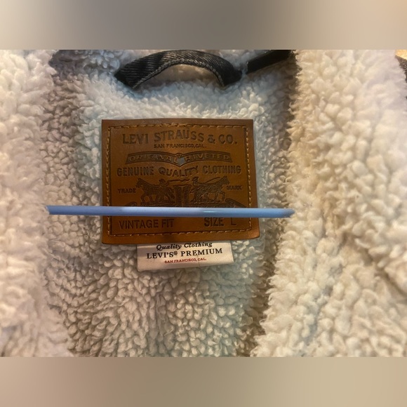 Large Sherpa lines Levi’s Jacket - Picture 2 of 4